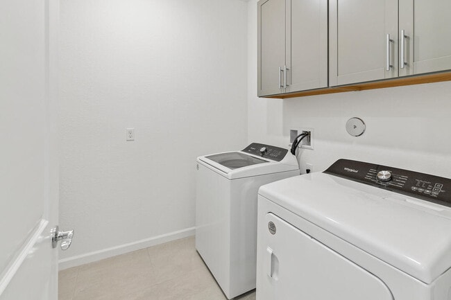 Building Photo - 758 SE Courances Dr