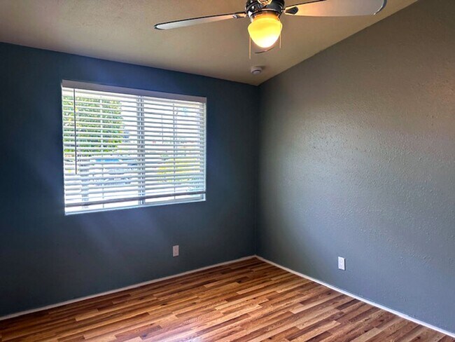 Building Photo - Spacious 4 Bedroom Home in Quiet Neighborhood