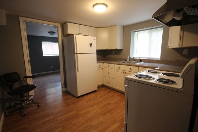 Building Photo - 1 Bedroom 1 Bathroom in St. Elmo! Laundry ...