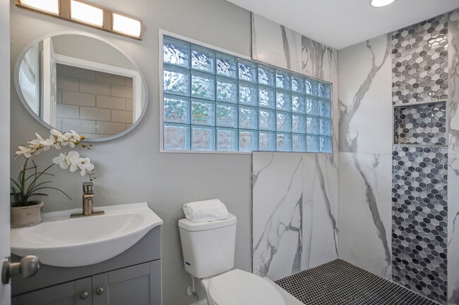 Building Photo - 237 N Bowlan St