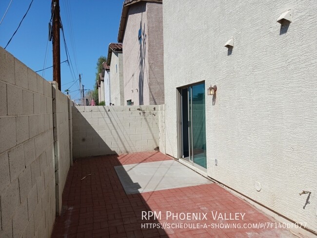 Building Photo - Charming Phoenix 3 Bed / 2.5 Bath Townhome...