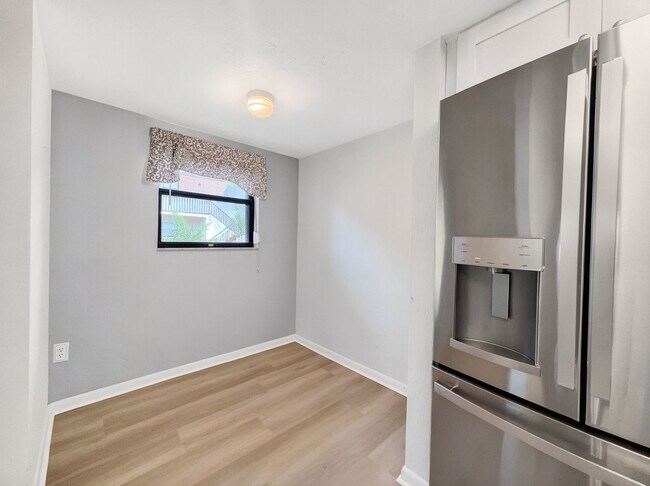 Building Photo - 2 bed 2 bath annual rental *** First floor condo *** Kings Lake Community