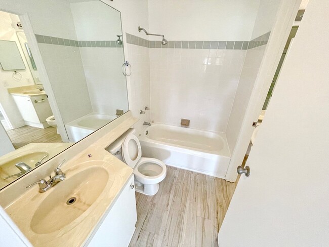 Building Photo - Top-Floor 2BR / 1.5BA Southpointe Condo – Freshly Updated! Move in Now! December is Free!!