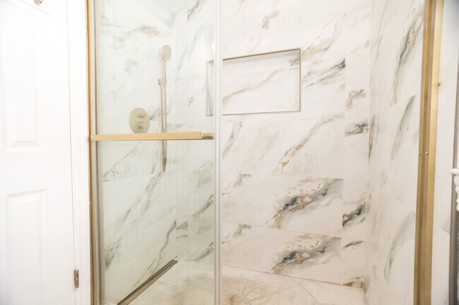 Building Photo - 9945 Sunnyside Ave