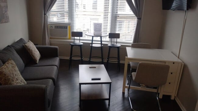 Building Photo - 2339 N California Ave