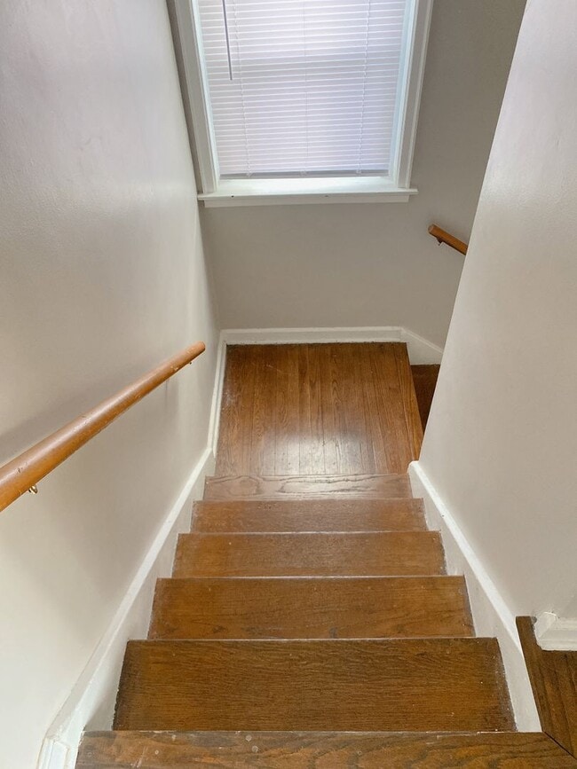 Building Photo - Large 2 bed 1 bath duplex with one car att...