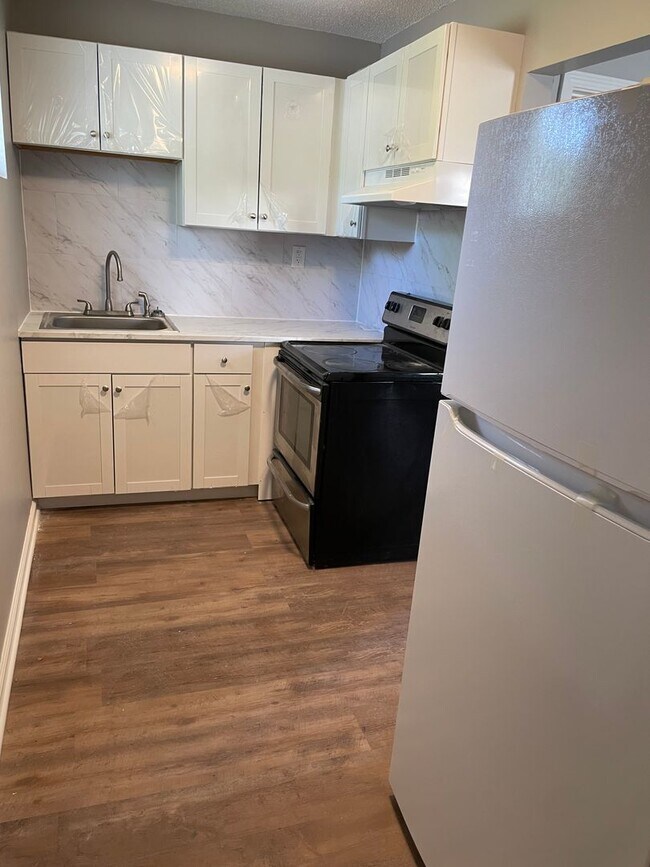 Building Photo - Renovated One Bedroom Duplex