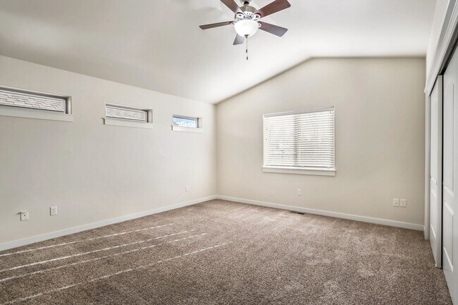 Building Photo - 4 Bedroom Home: Fenced Backyard & Great Location!