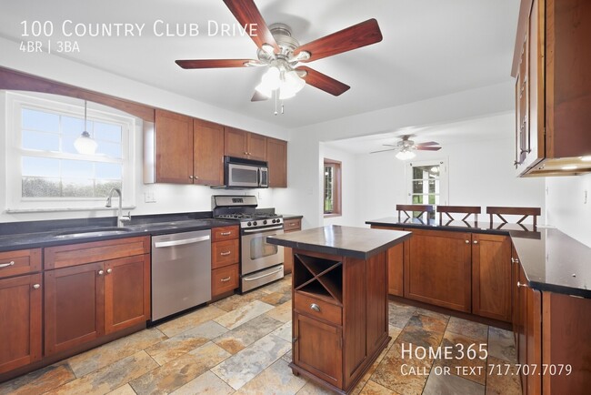 Building Photo - 100 Country Club Dr