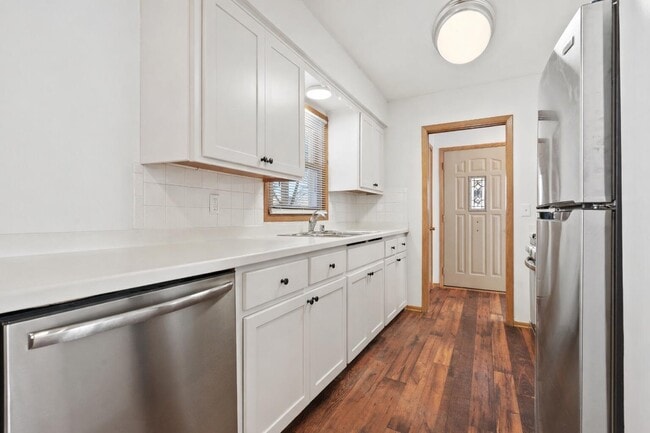 Building Photo - 2450 S 95th St