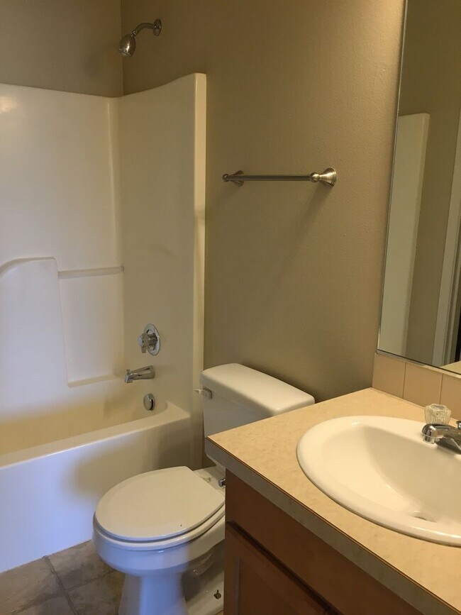 Building Photo - 3 Bedroom Duplex in SW Redmond