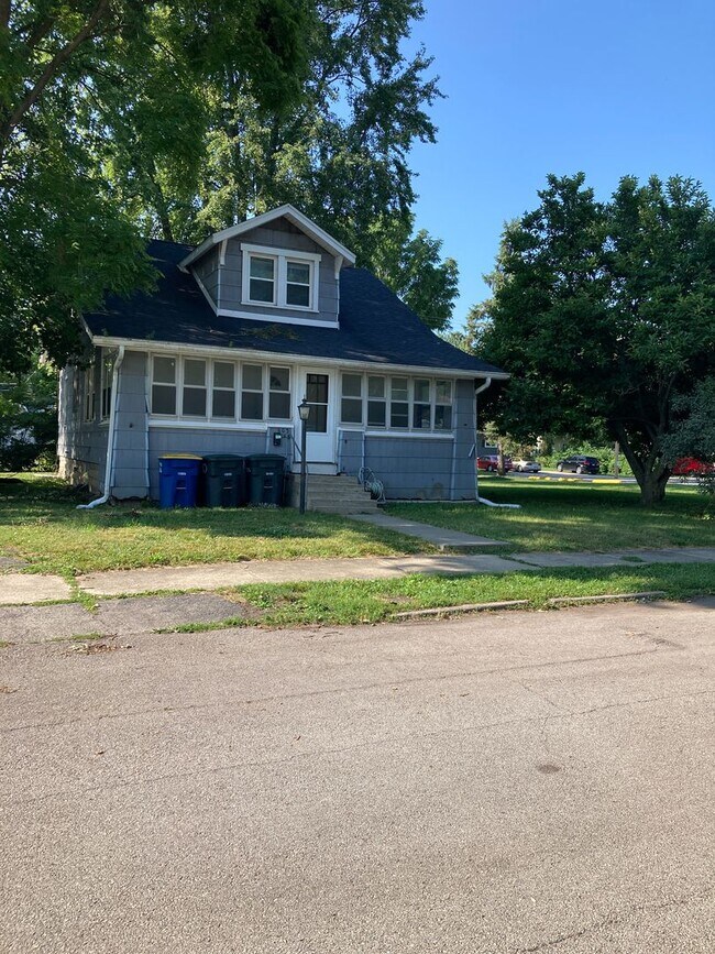 Building Photo - 3 bedroom with a bonus room! Nice enclosed sun porch!