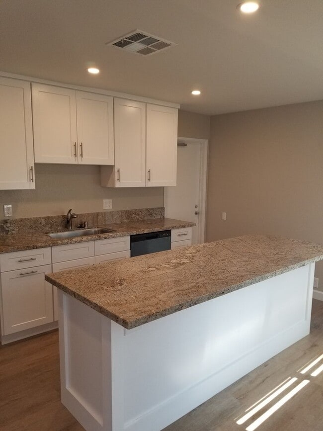 Building Photo - 16598 Bernardo Oaks Dr