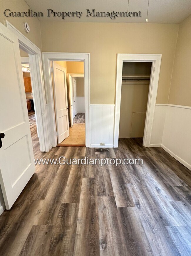 Building Photo - South Minneapolis SFH, Fenced Yard, 1 Car Garage, Dishwasher, Laundry, October Availability