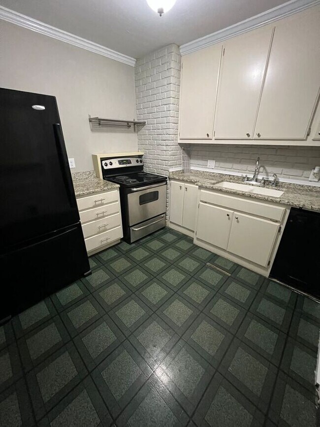 Building Photo - 2 Bedroom 1 Bath Duplex ~ Off Augusta Rd