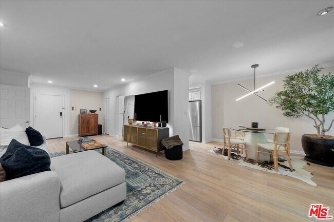 Building Photo - 927 Kings Rd