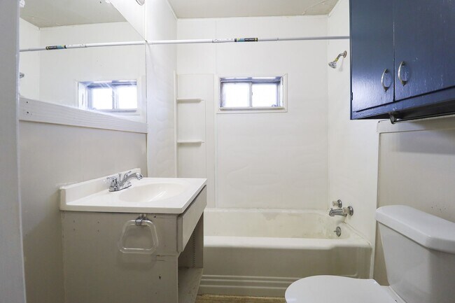 Building Photo - 1 Bed 1 Bath Duplex - Move-in Ready! Accepting Section 8