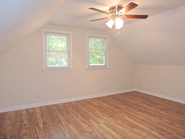 Building Photo - 3 Bed - 1.5 Bath Bungalow for Rent in Eastlake | Enchanting!