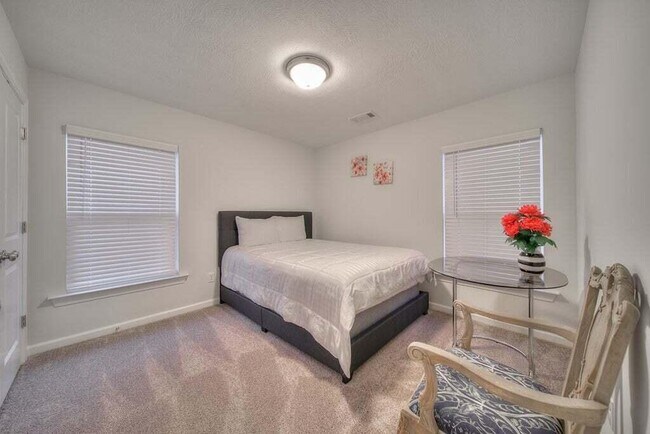 Building Photo - 710 Red Cedar Ct