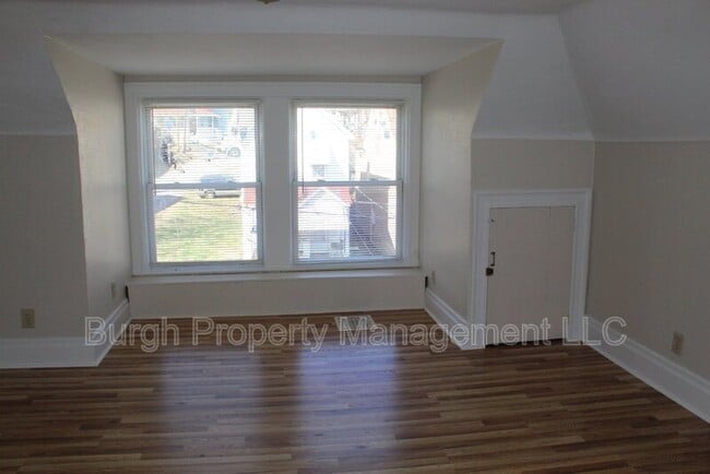 Building Photo - 213 6th Ave