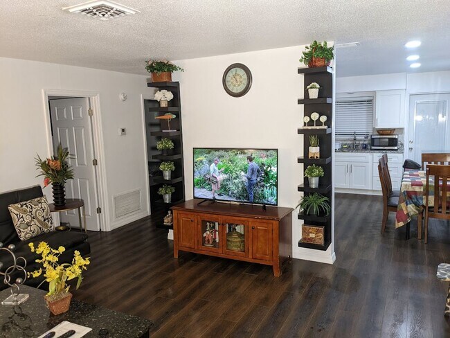 Building Photo - 2 Bed / 1 Bath Cozy Downtown Duplex Apartment