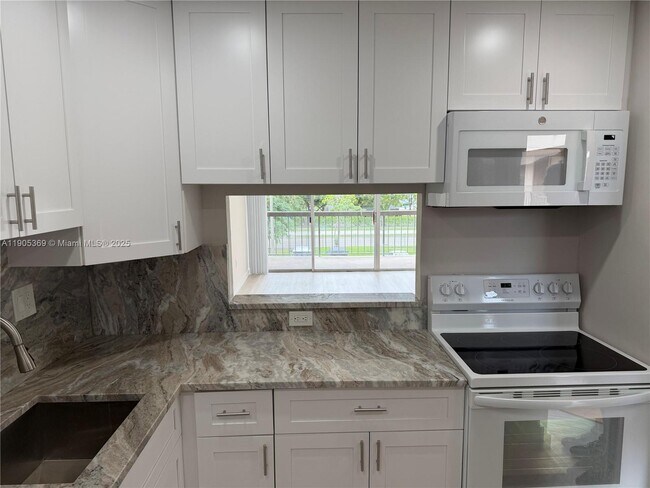 Building Photo - 10625 SW 112th Ave