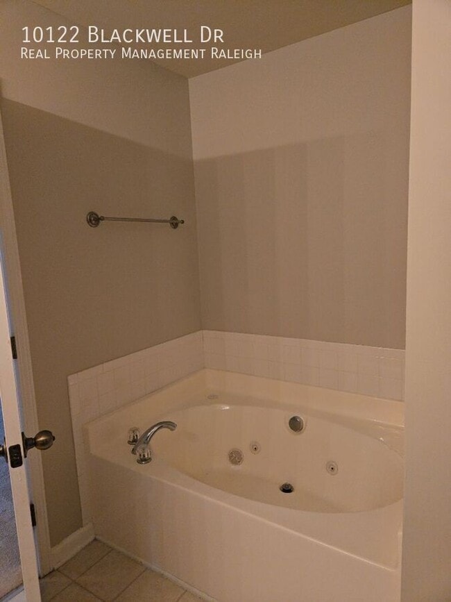 Building Photo - 10122 Blackwell Dr