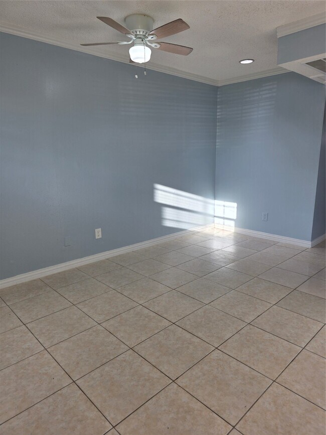Building Photo - 1016 E Tri Oaks Ln