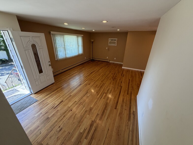 Building Photo - 5 Ovid St