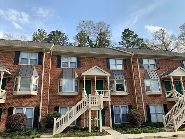 Primary Photo - 210 E Cloverhurst Ave