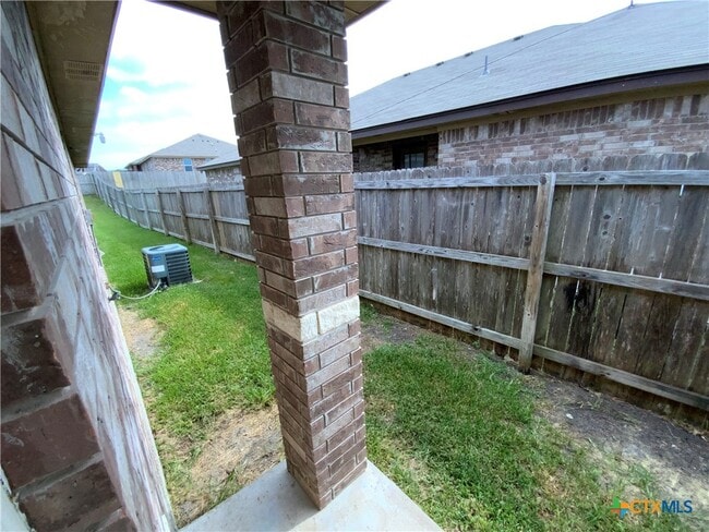 Building Photo - 1001 Leah Dr