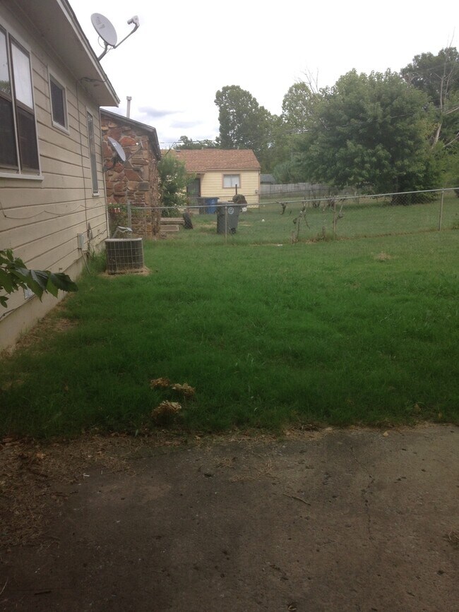 Building Photo - Large 3 bedroom w/ 2 living areas
