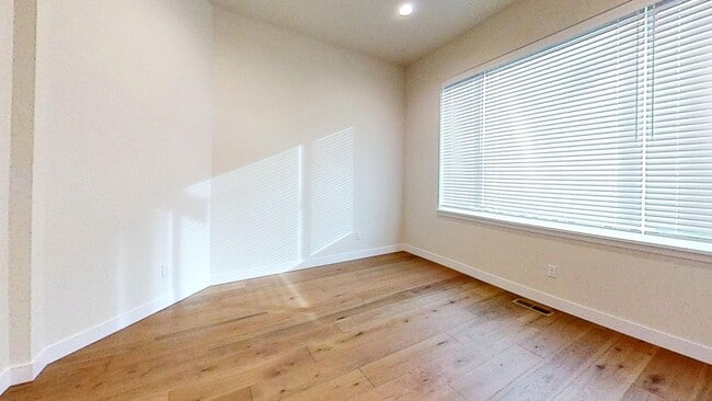 Building Photo - Contemporary 4 Bedroom Oasis on Quiet Dead...