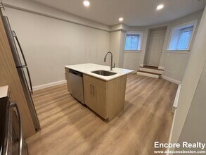 Building Photo - 529 Beacon St