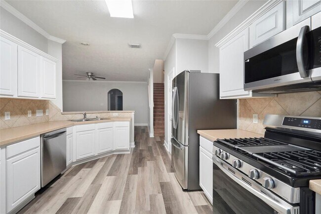 Building Photo - 6 Valewood Pl