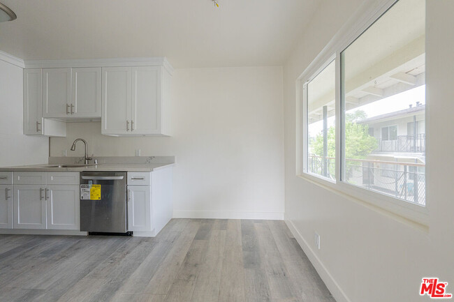 Building Photo - 10039 Haines Canyon Ave