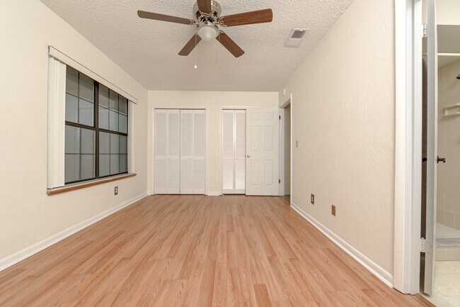 Building Photo - 5 Oakwood Park