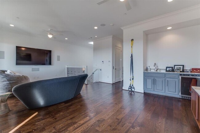 Building Photo - 418 NE 2nd St