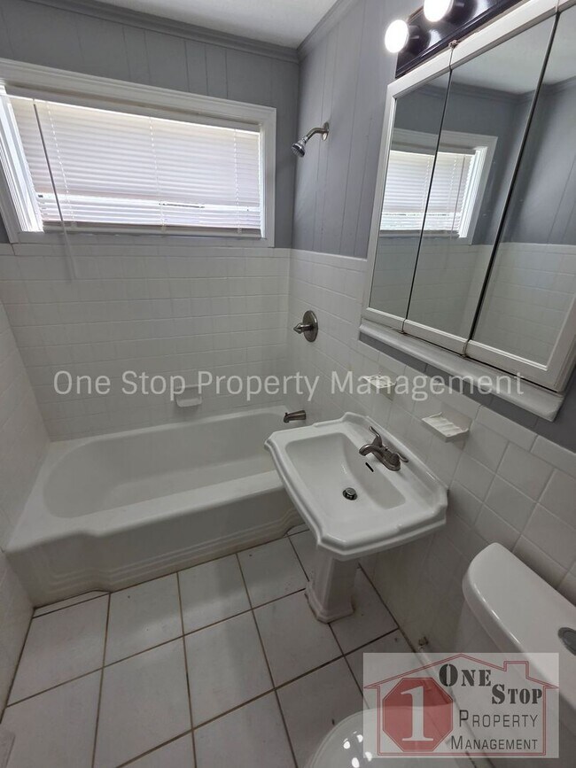 Building Photo - Beautiful 3 Bedroom 2 Bathroom in Kansas City