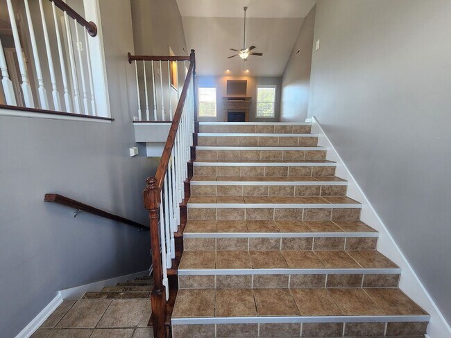 Building Photo - $2500 - 5 Bedrooms 3 Baths + Bonus Room