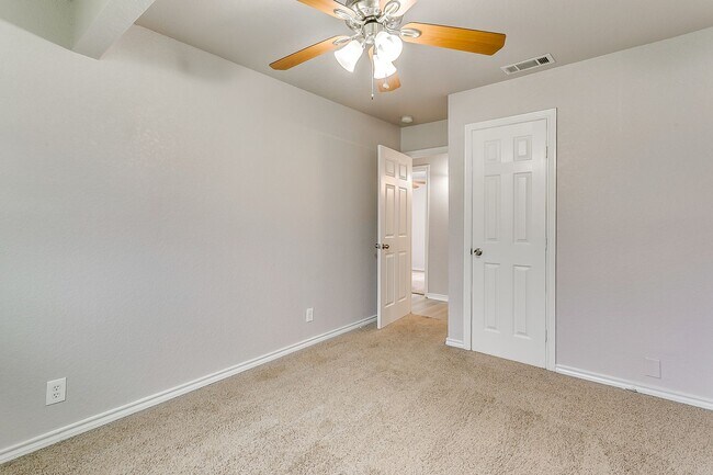 Building Photo - 712 SW Sunset Ln