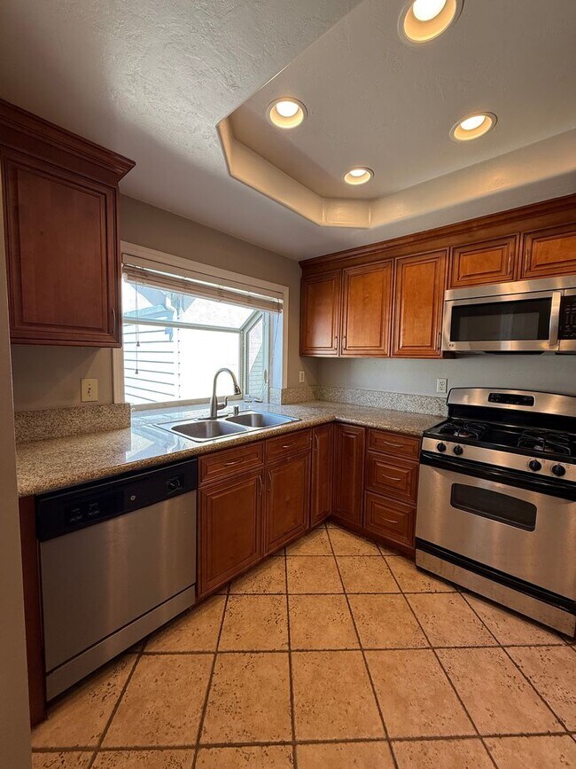 Building Photo - Charming Single-Level Townhome in Cape Concord