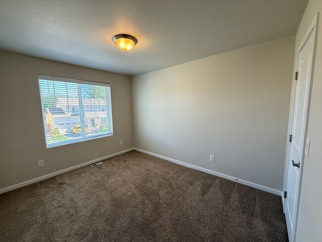 Building Photo - Spacious Modern Puyallup Home