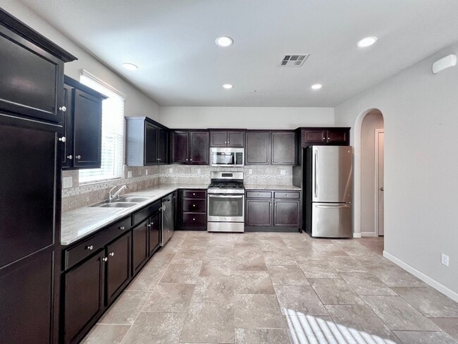 Building Photo - $2,295 DeWolf & Barstow, 3 Bedroom House - Clovis / Community Pool + Neighborhood Parks