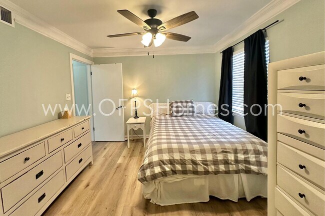 Building Photo - 308 Miracle Strip Pkwy SW