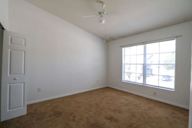 Building Photo - Spacious 2 Bedroom, 2 1/2 Bath Townhome in...