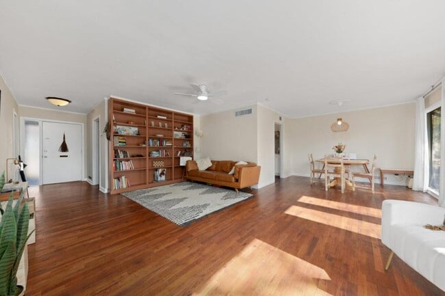 Building Photo - 419 King Cir