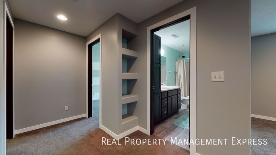 Building Photo - 4 Bed 3 Bath Luxury Home with 3 Stall Gara...