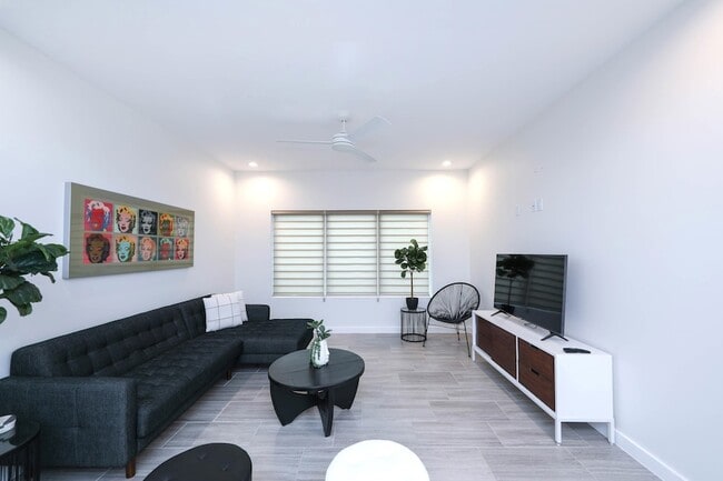 Building Photo - 406 Deer Path Lp