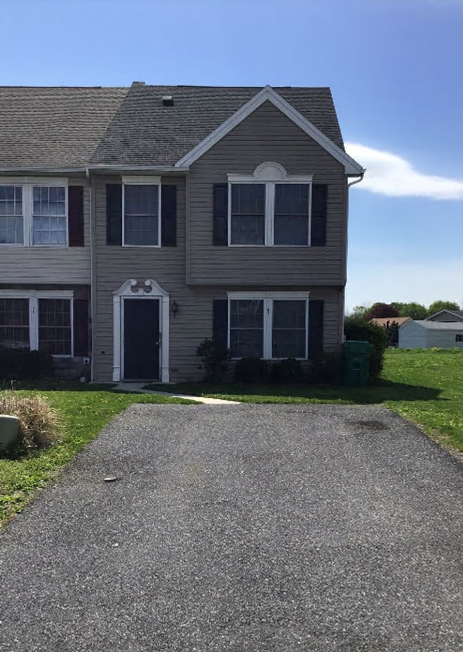 Primary Photo - Well-Maintained 3 Bed/2.5 Bath Townhouse i...